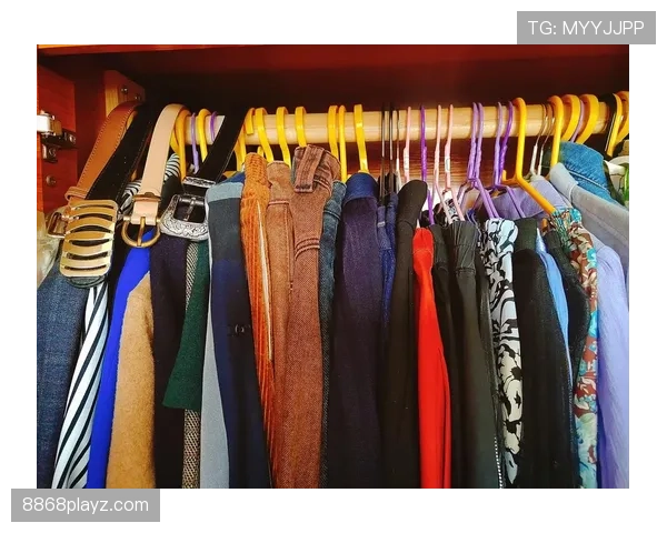 卢卡·东契奇随手一晒家居照——豪车进门、衣柜像旗舰店，我的工资单开始抖