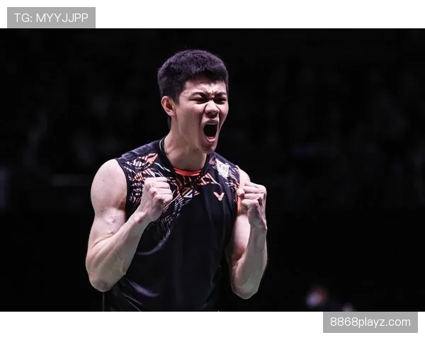 李梓嘉训练完直接瘫在场边啃蛋白棒，这自律程度真不是一般人扛得住的