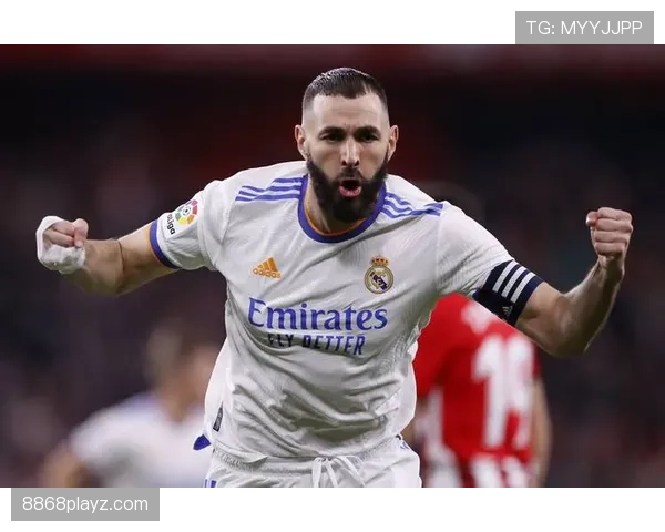 本泽马为何能被视为顶级中锋：终结效率与战术支点作用的双重解析