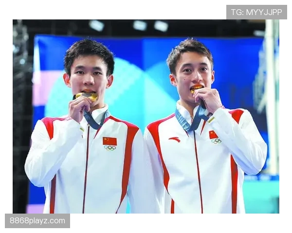 杨昊发图，袖口那块表看着能买我半条街，心态崩了